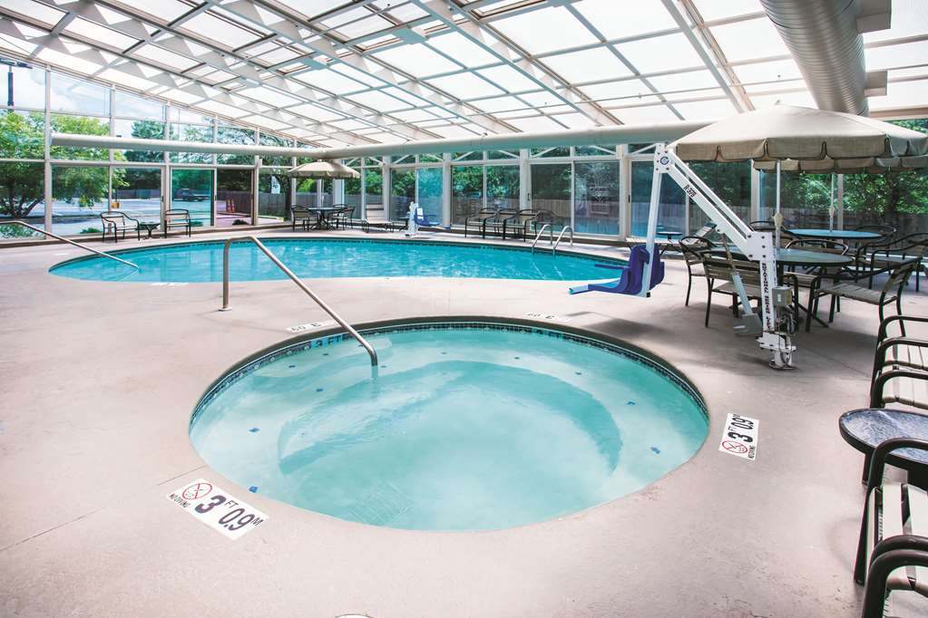 La Quinta Inn & Suites by Wyndham Cincinnati NE Mason - photo 7