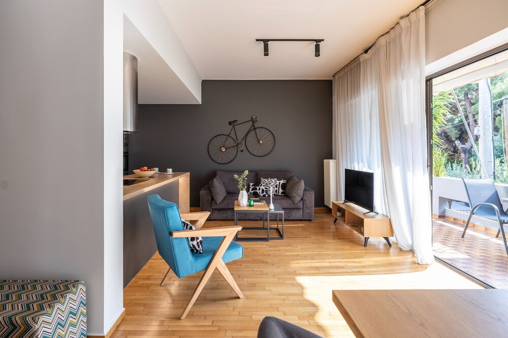 Spacious 3 bedroom Getaway With Balcony in Glyfada — 4-Star Luxury Hotel in Glyfada, Greece