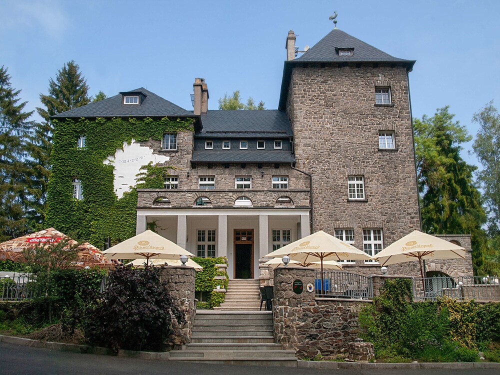 Hotel Castle Vetrov — 4-Star Luxury Hotel in As, Czech Republic