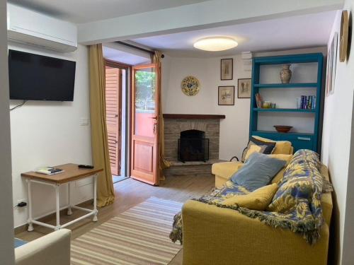 S332 Sirolo trilocale al piano terra con corte e posto auto — 4-Star Luxury Hotel in Sirolo, Italy