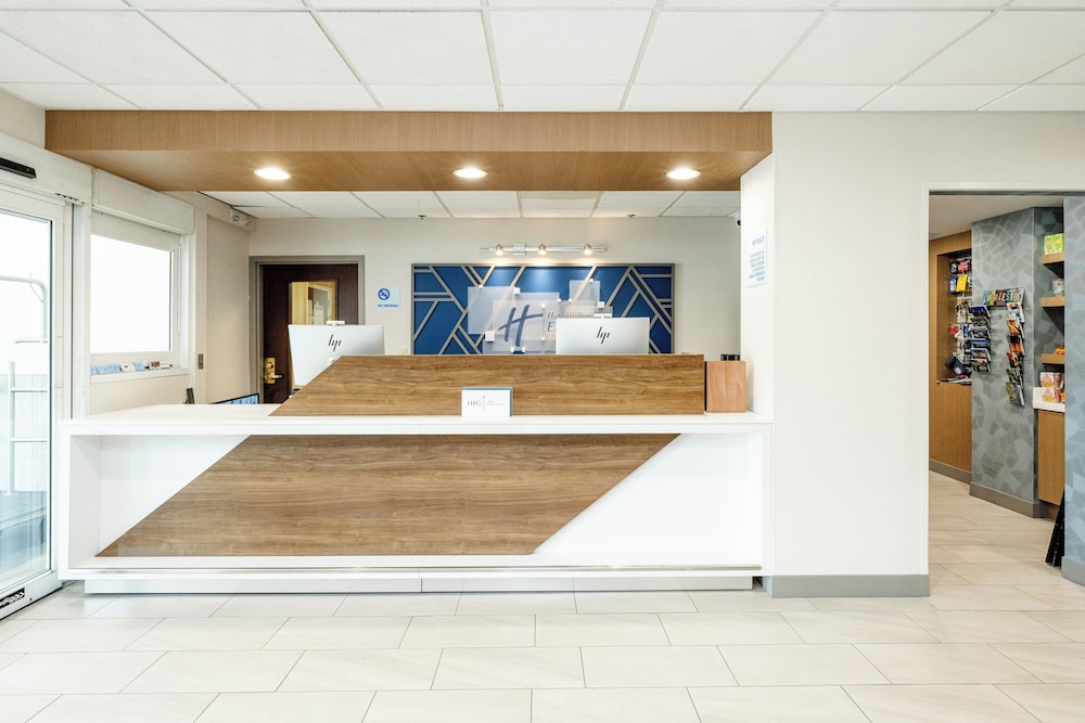 Holiday Inn Express & Suites Charleston Northwoods by IHG - photo 54