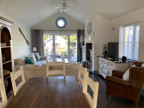Blue Moon The Bay 2 bedrooms with ensuites parking for 2 cars 2 dogs welcome