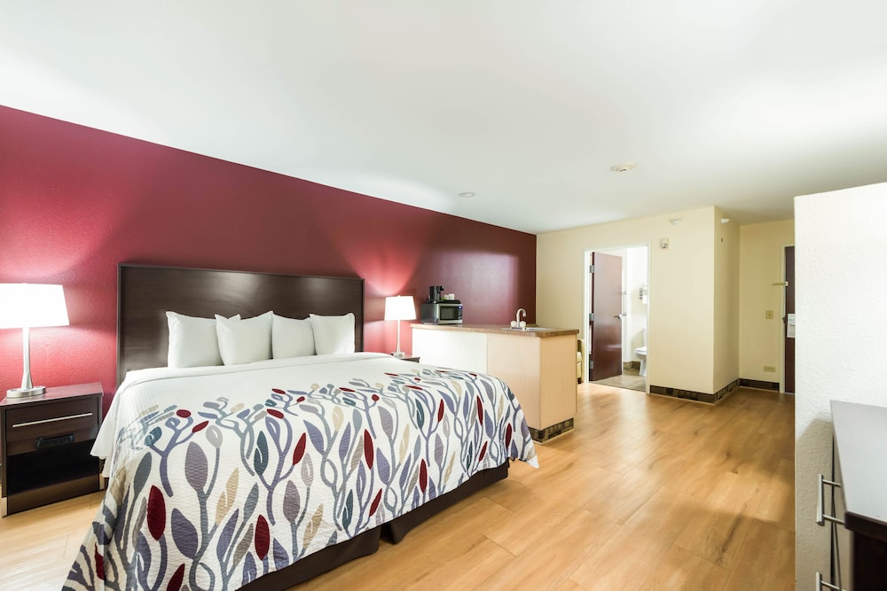Econo Lodge Inn & Suites - photo 16