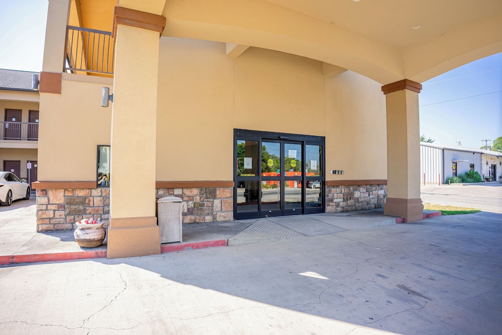 Moulton Inn & Suites By OYO Near Shiner TX - photo 40