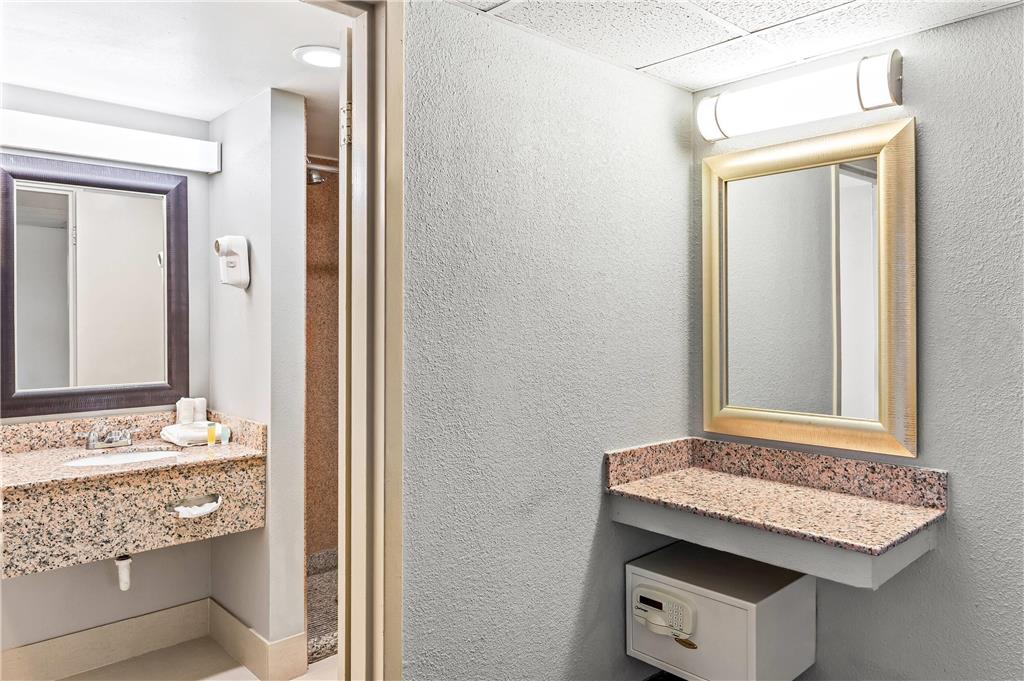 Travelodge by Wyndham Bloomington - photo 13