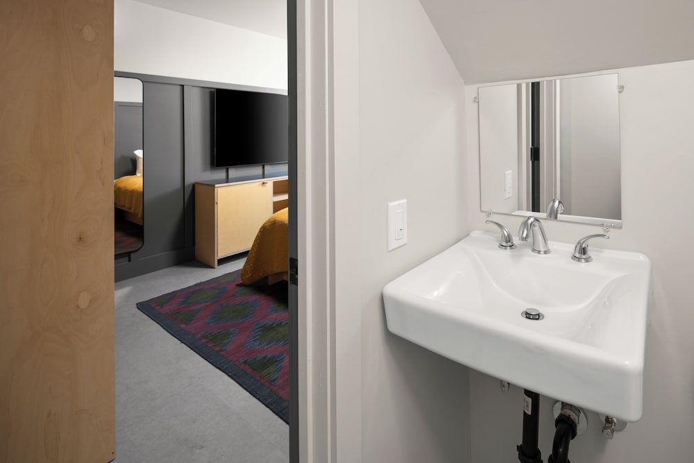 The Coachman Hotel - photo 80