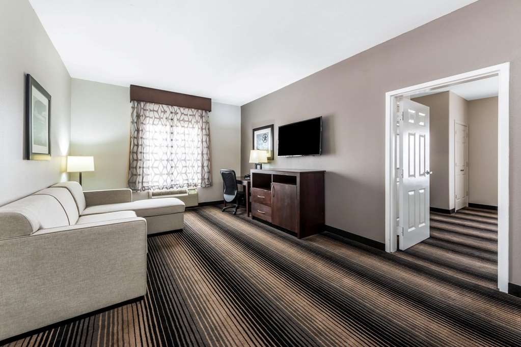 La Quinta Inn & Suites by Wyndham Orange - photo 31