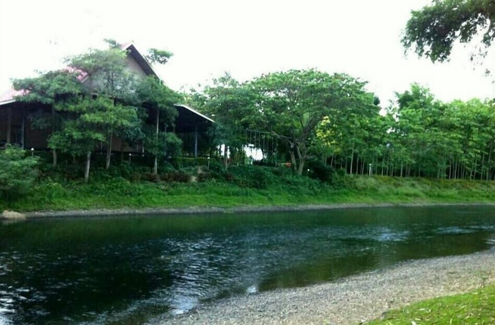 Suanphet Riverview Resort in Tha Yang, Thailand