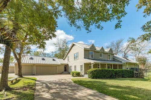 Stunning Waterfront Rental Property with Private Dock and Pool — 4-Star Luxury Hotel in Dickinson, United States