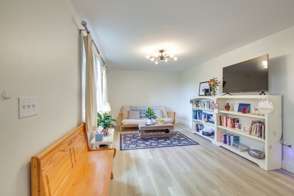 Woodsy Pittston Retreat Near Kennebec River — hotel near Augusta State Airport