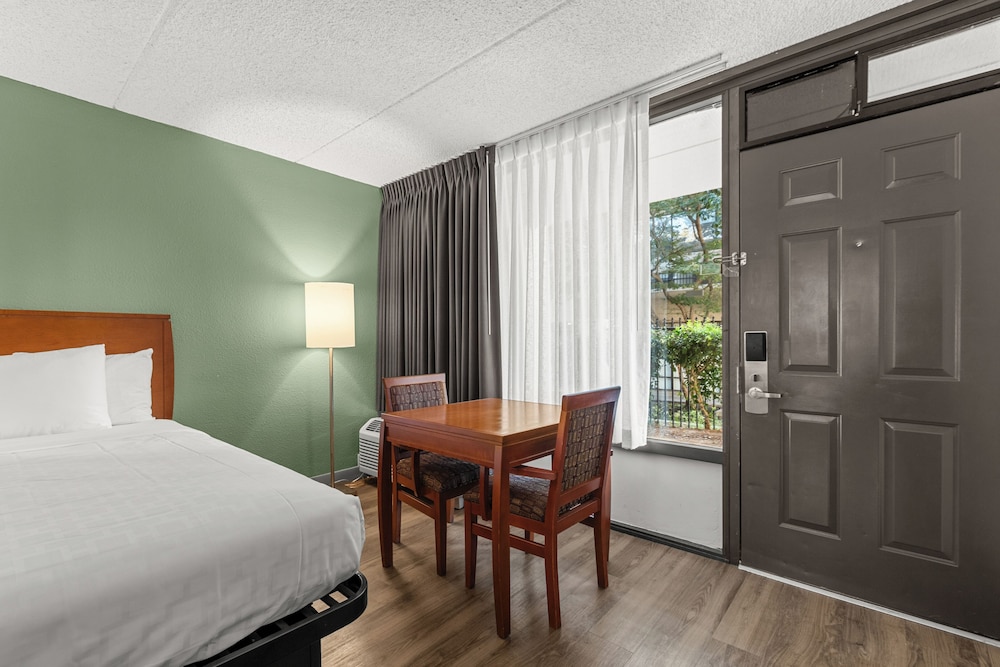 Vagabond Inn Executive Old Town - photo 17