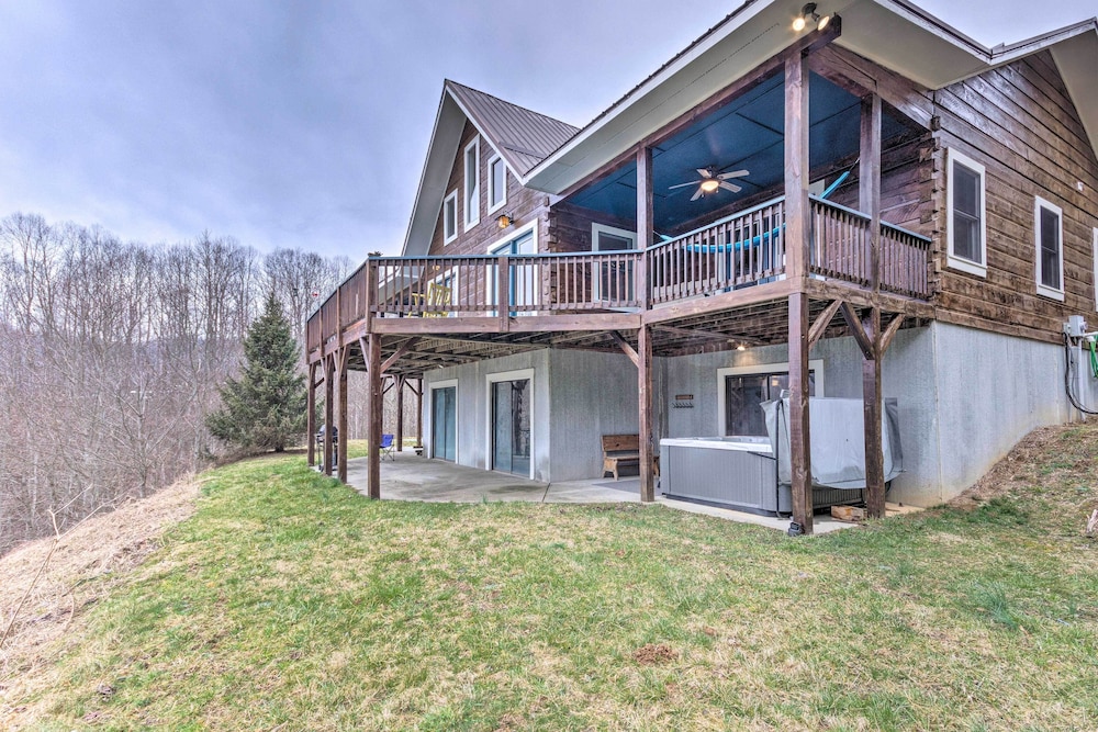 Quaint Creston Hideaway with Mtn Views and Hot Tub — hotel in Creston