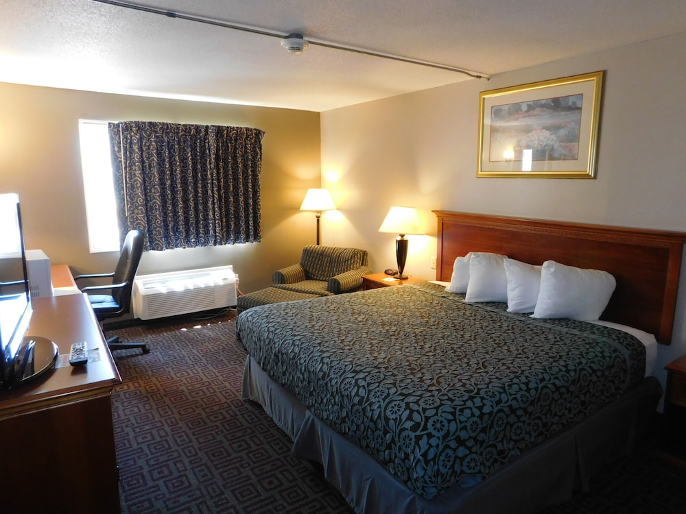 Days Inn by Wyndham West Branch Iowa City Area - photo 4