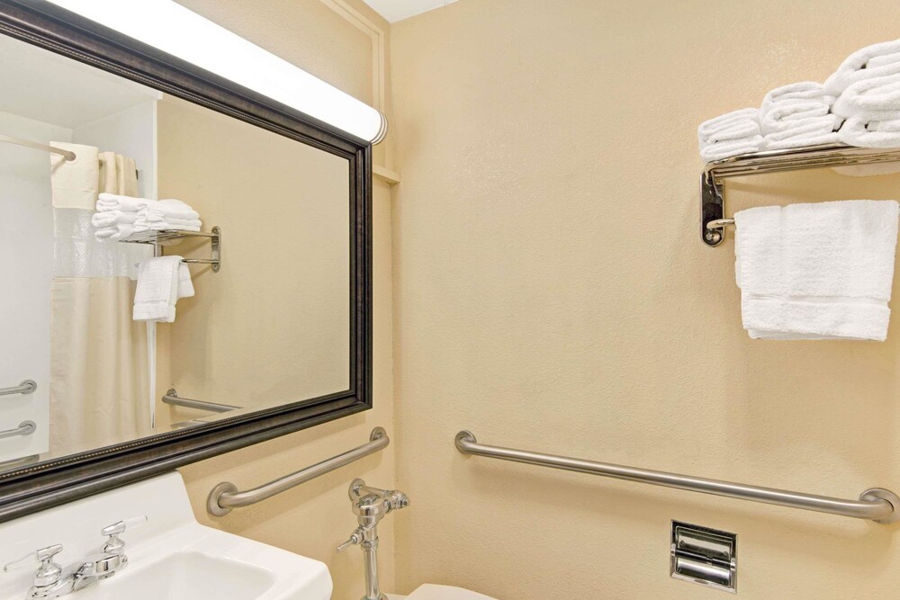 Days Inn by Wyndham Washington Pennsylvania - photo 7