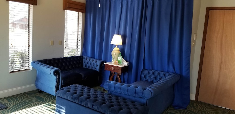 The Parkwood Inn & Suites - photo 12