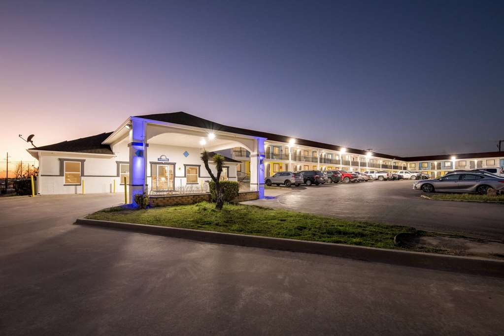 Days Inn by Wyndham Gainesville - photo 10