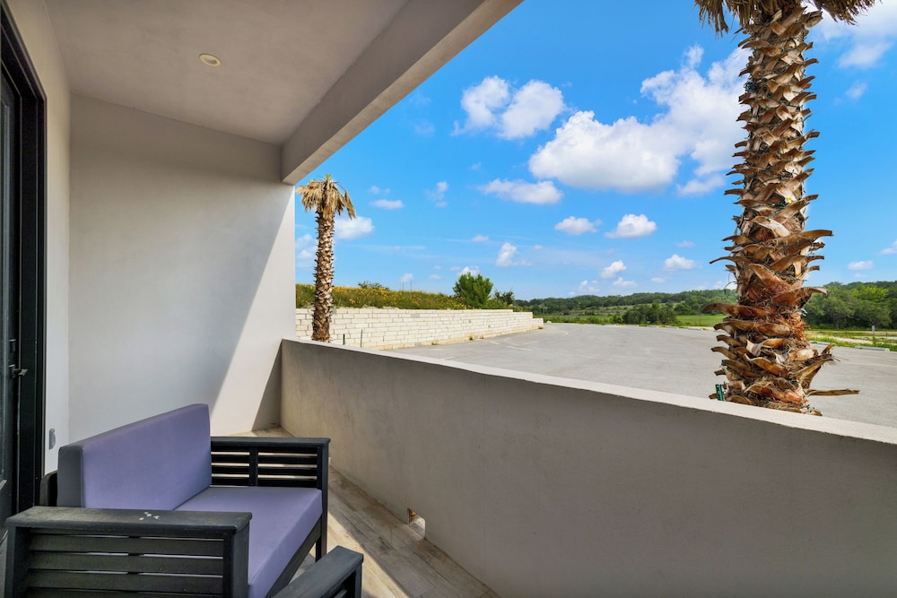 The Bentley Hotel James Bond Suite Pool View - photo 35