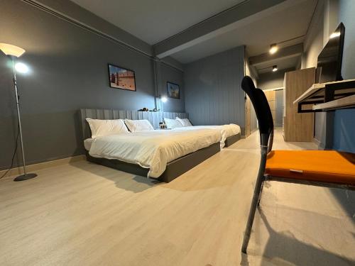 Chiangmai vibe City House 7 mins to BTS City center Private room in Sathon Private bathroom Bangkok Thailand
