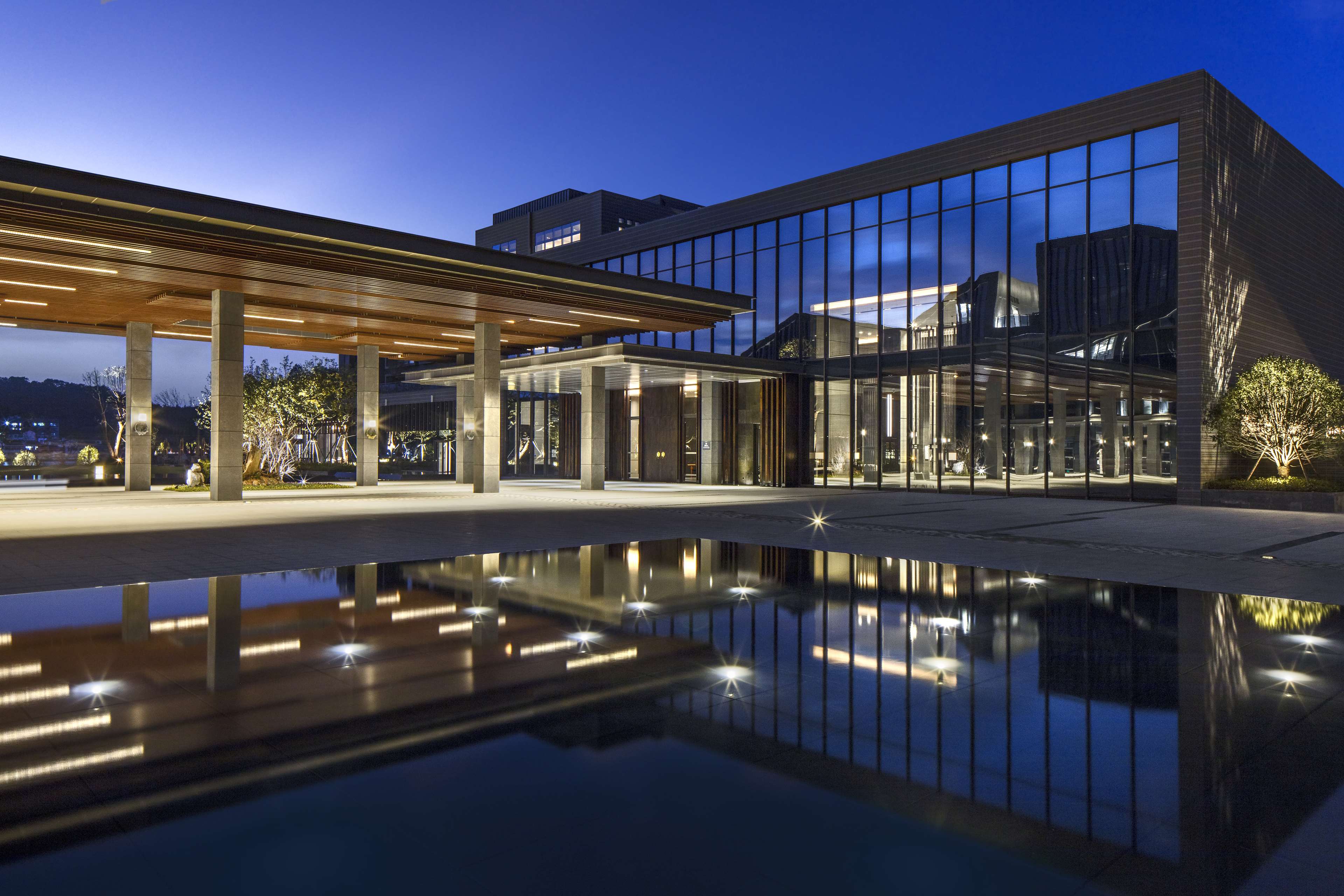 Hilton Ningbo Dongqian Lake Resort — 4-Star Luxury Hotel in Ningbo, People's Republic of China