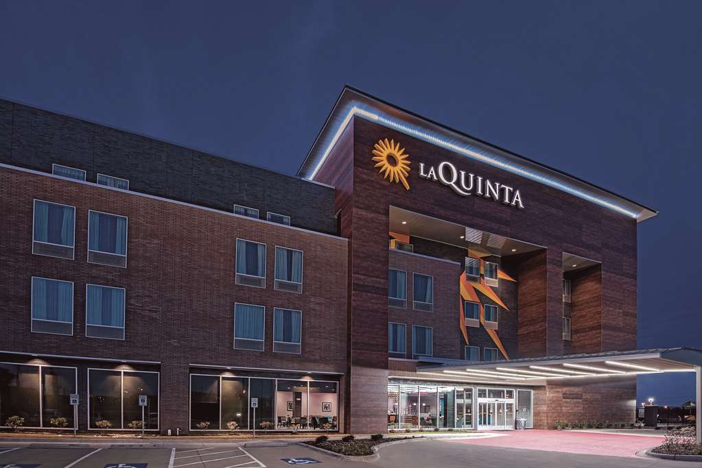 La Quinta Inn & Suites by Wyndham Dallas Grand Prairie North - photo 2