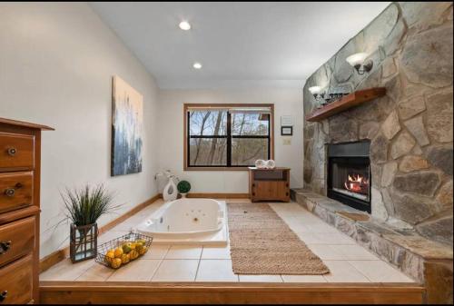 Jacuzzi Fireplace Nature Views Peaceful Patio — 4-Star Luxury Hotel in Blairsville, United States