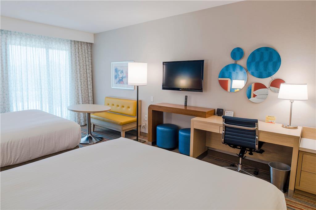 Howard Johnson by Wyndham Anaheim Hotel and Water Playground - photo 9