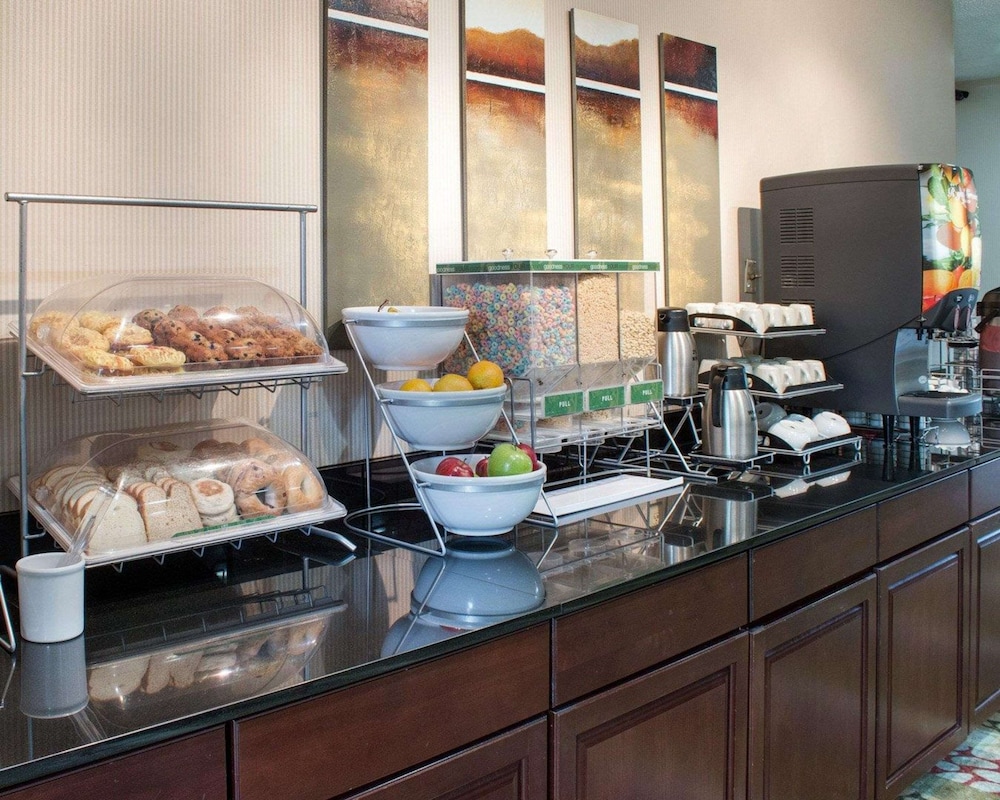 Comfort Suites Parkersburg South - photo 48