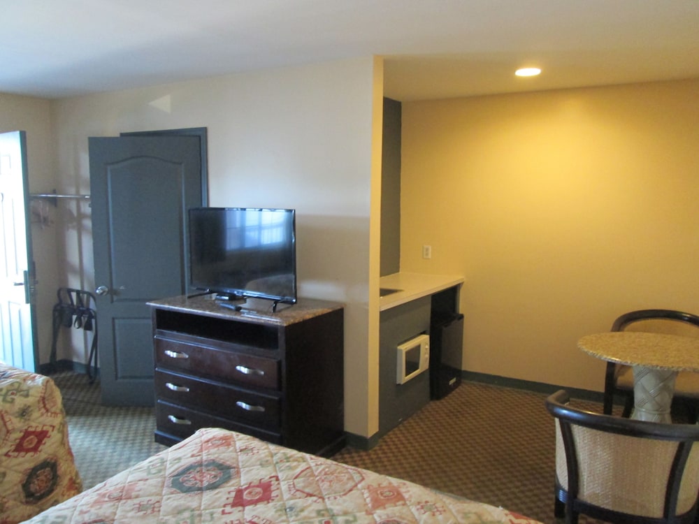 Delux Inn & Suites - photo 10
