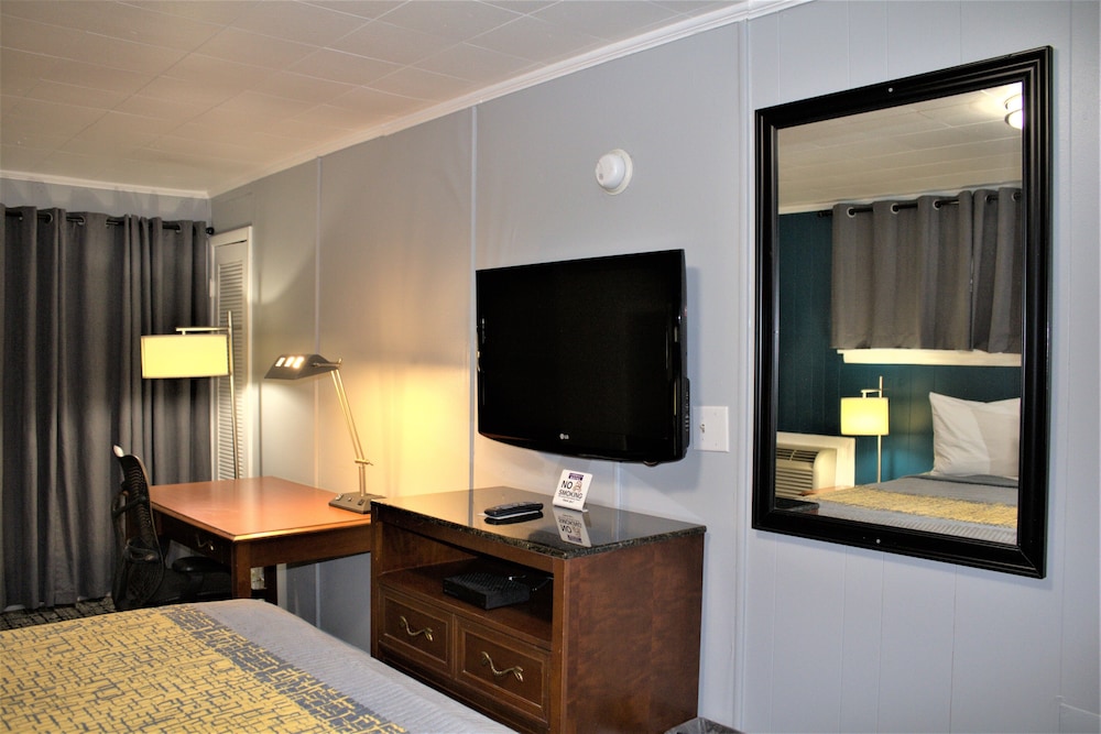 Hometowne Inn & Suites - photo 16