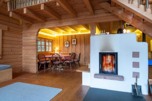 Schwarzwald Blockhaus Sauna Kamin mit Bettwäsche und Handtücher pet-friendly hotel Schenkenzell