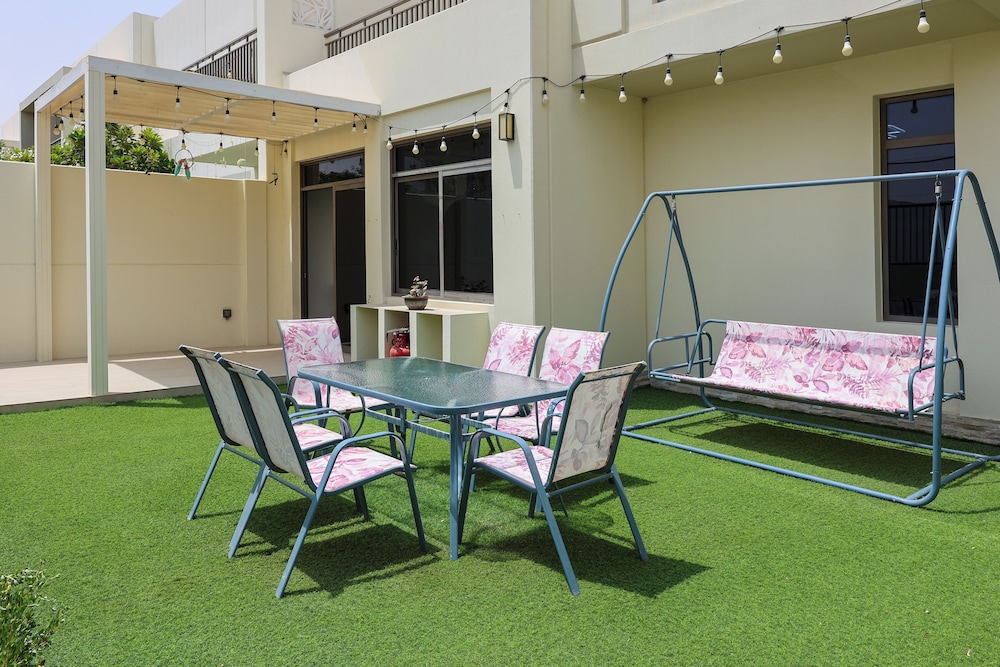 Luxury 4B and maid's with private garden — 4-Star Luxury Hotel in Dubai, United Arab Emirates