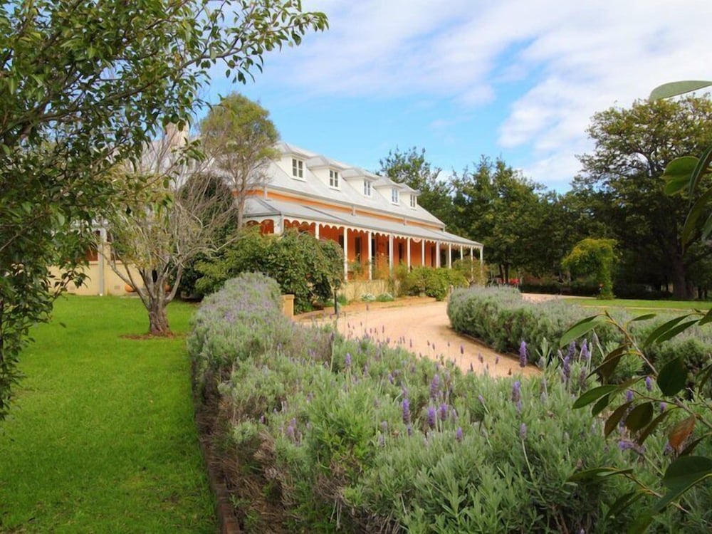 Fitzroy Inn Historic Retreat in Mittagong, Australia