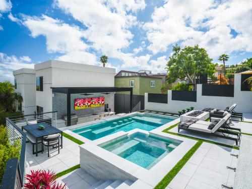 Luxury Resort Pool Spa Swim Up Bar and Bay Views in San Diego, United States