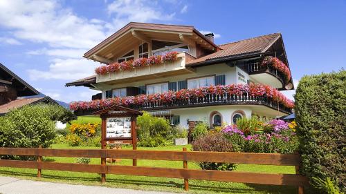 Gästehaus Alpenflora — 4-Star Luxury Hotel in Aach, Germany