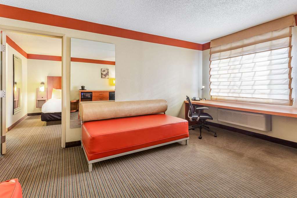 La Quinta Inn & Suites by Wyndham Chicago Tinley Park - photo 37
