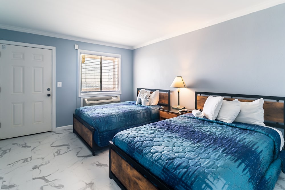Boardwalk Hotel Charlee & Beach House Rentals - photo 24