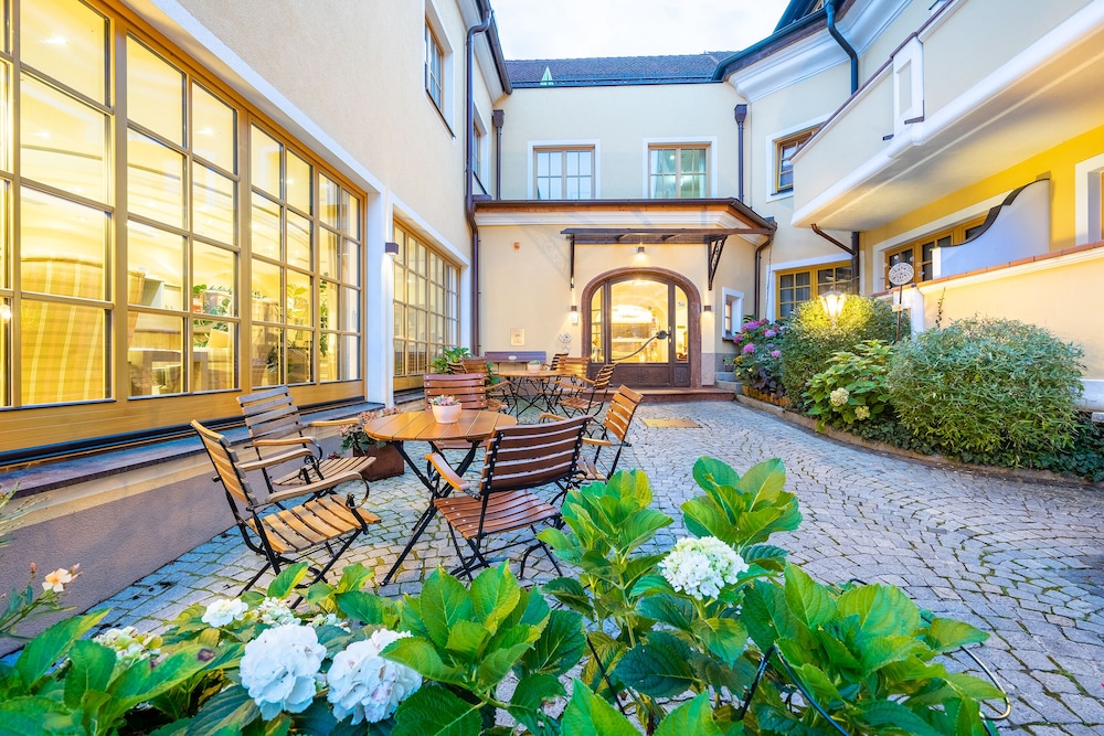 Hotel Restaurant Zum Schwarzen Bären in Emmersdorf An Der Donau, Austria