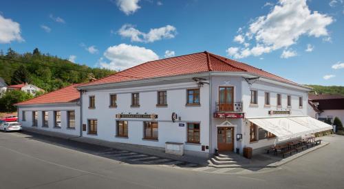 Restaurace Hotel Praha — hotel in Nizbor