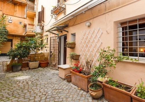 Independent with garden heart of trastevere John Cabot — 4-Star Luxury Hotel in Rome, Italy