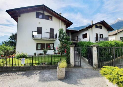 Casa di 2 piani ai piedi della Valtournenche CIR 0032 — 4-Star Luxury Hotel in Chatillon, Italy