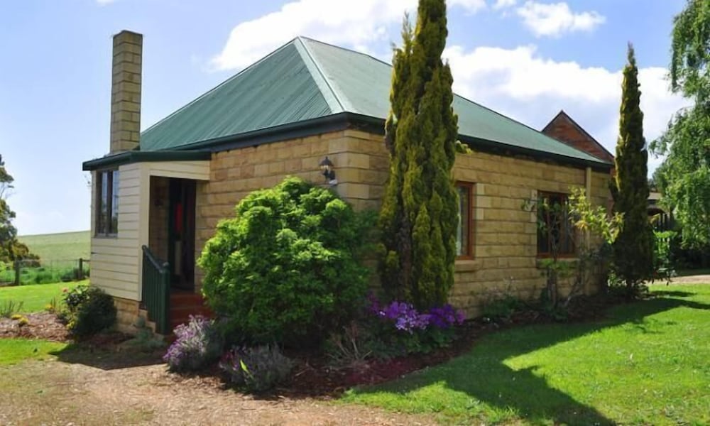 Killynaught Spa Cottages - carbon neutral hotel in Wynyard