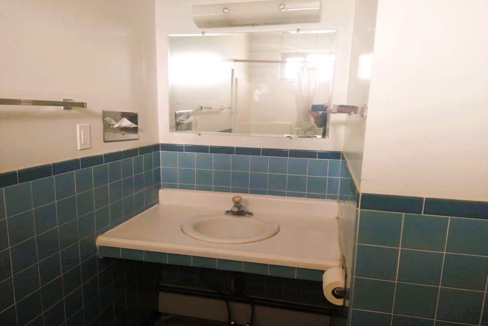 Love Hotels Desert Inn Boysen Canyon - photo 13