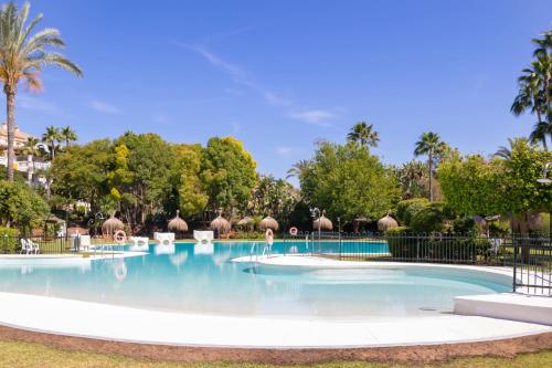 Apartamento Dama de Noche l Puerto BanA s — 4-Star Luxury Hotel in Marbella, Spain