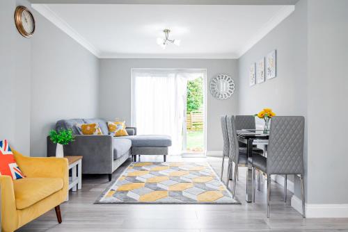 Stunning Place close to Windsor & Heathrow & Private Parking — hotel in Burnham-On-Sea