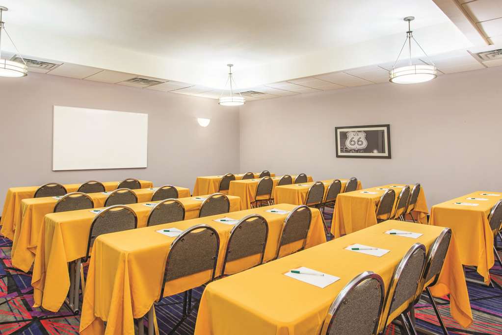 La Quinta Inn & Suites by Wyndham Tulsa Airpt Expo Square - photo 55