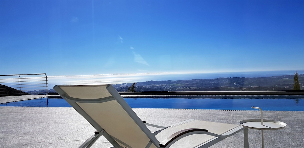 Waterfront Villa Las Golondrinas — 4-Star Luxury Hotel in Mijas, Spain