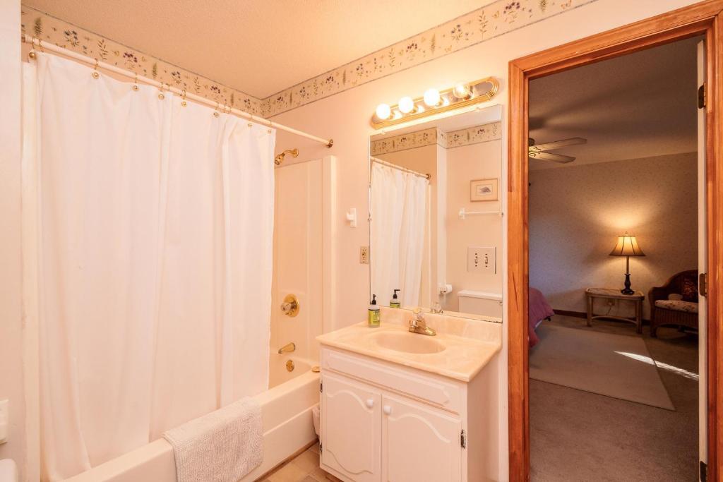The Rectory by Oak Island Accommodations - photo 2