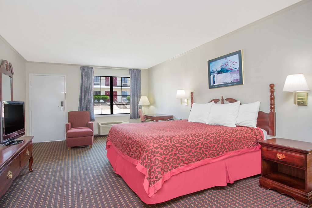 Red dot inn Milledgeville - photo 6