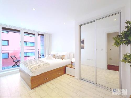 Deluxe One Bed Apartment by London ExCeL & O2 — 4-Star Luxury Hotel in London, United Kingdom