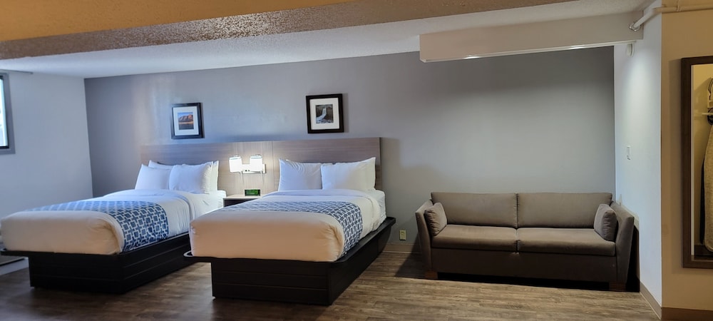 Clarion Inn & Suites and Convention Center - photo 9